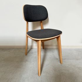 Stol i oljad ek med stoppade sitsen och rygg