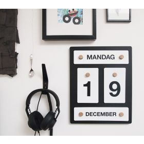 Årskalender i svart MDF med knoppar av ek